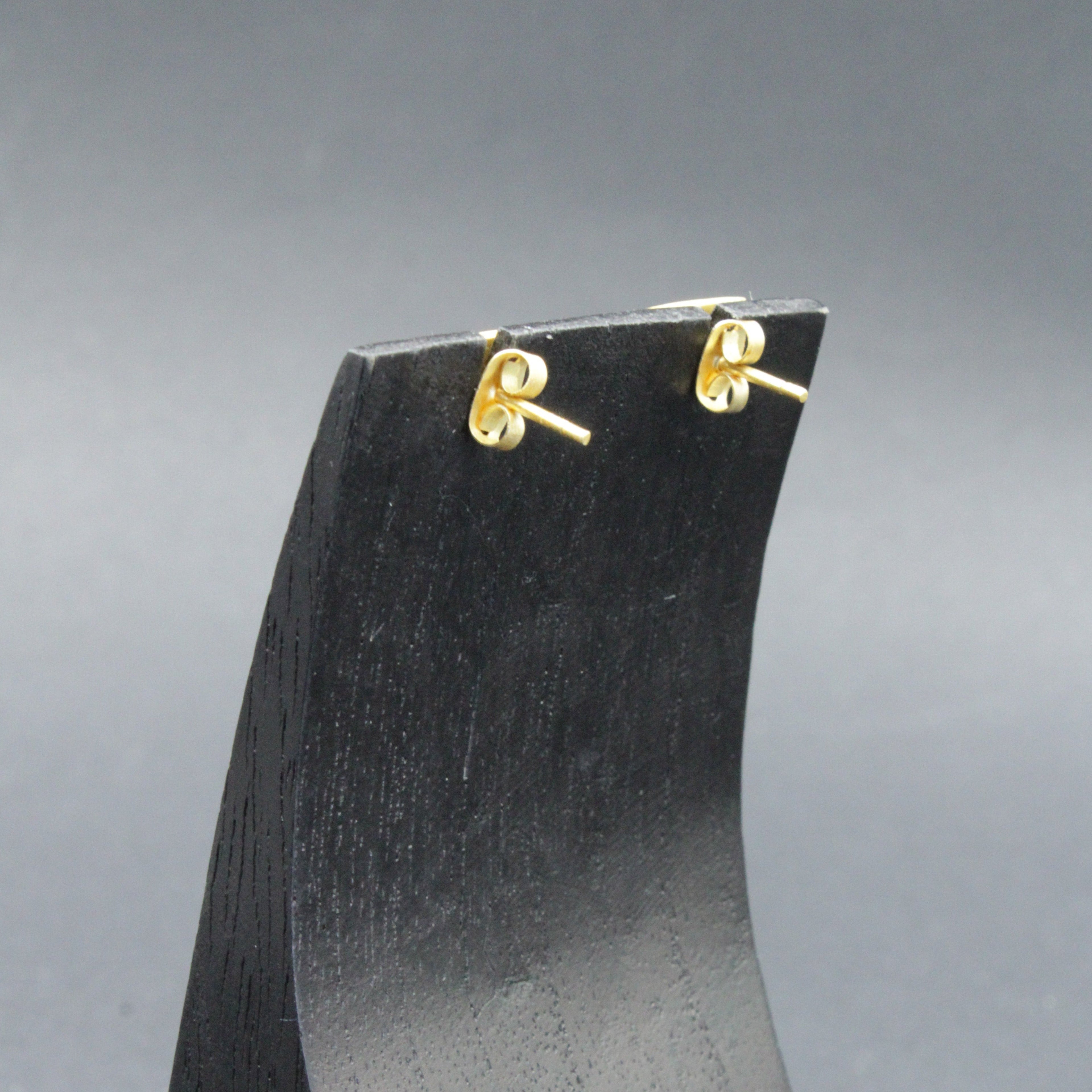 Pendientes ROHE de diseño bañados en oro-4